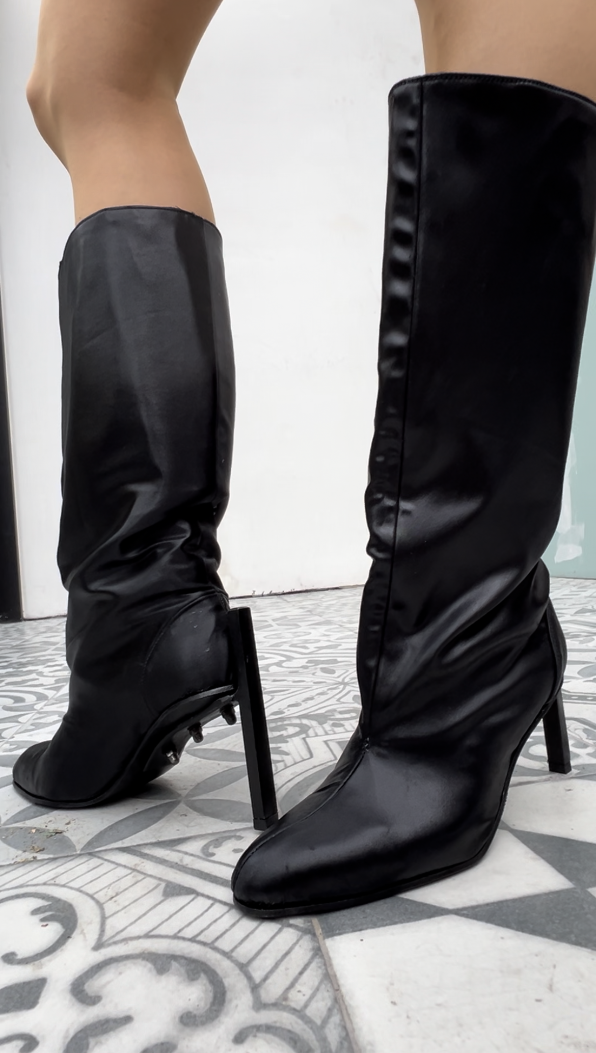 STEELETTO - SHINY BLACK FABRIC