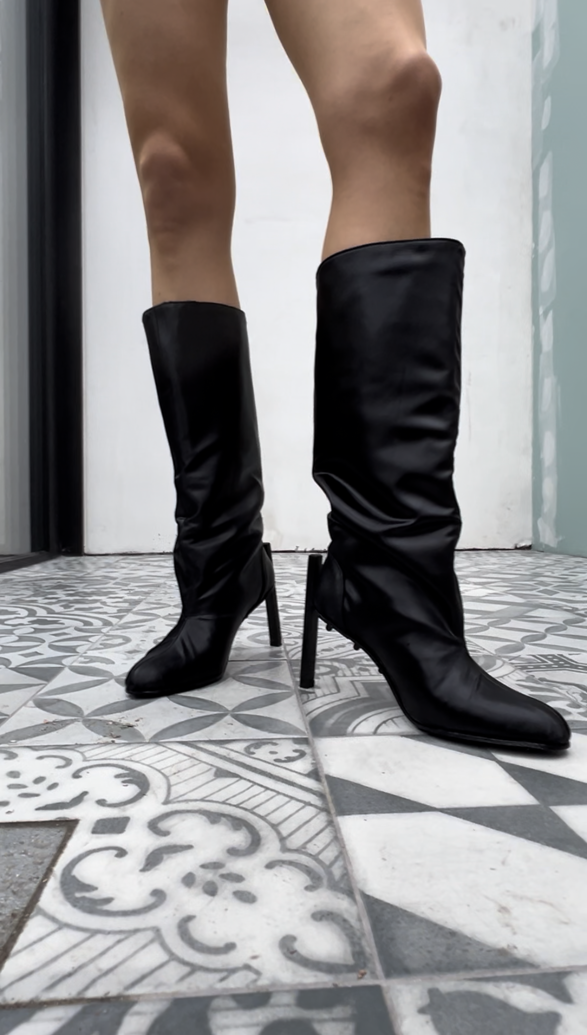 STEELETTO - SHINY BLACK FABRIC